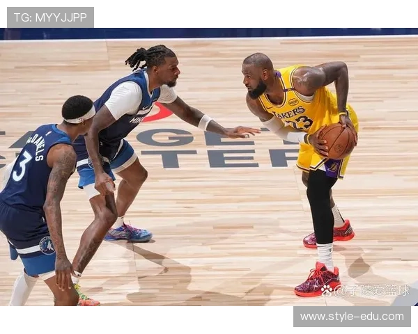 里德表现出色但仍需提升11投7中斩获18分7篮板2助攻1抢断1盖帽三分球命中率待加强